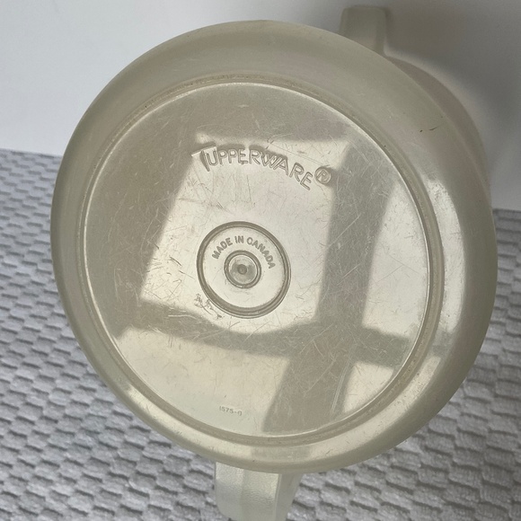 Vintage Tupperware Juice Pitcher with Push-button Lid - 1.5 Quarts - Picture 10 of 15